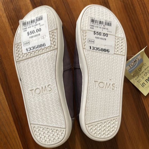 Brand new in box kids TOMS - Picture 3 of 3